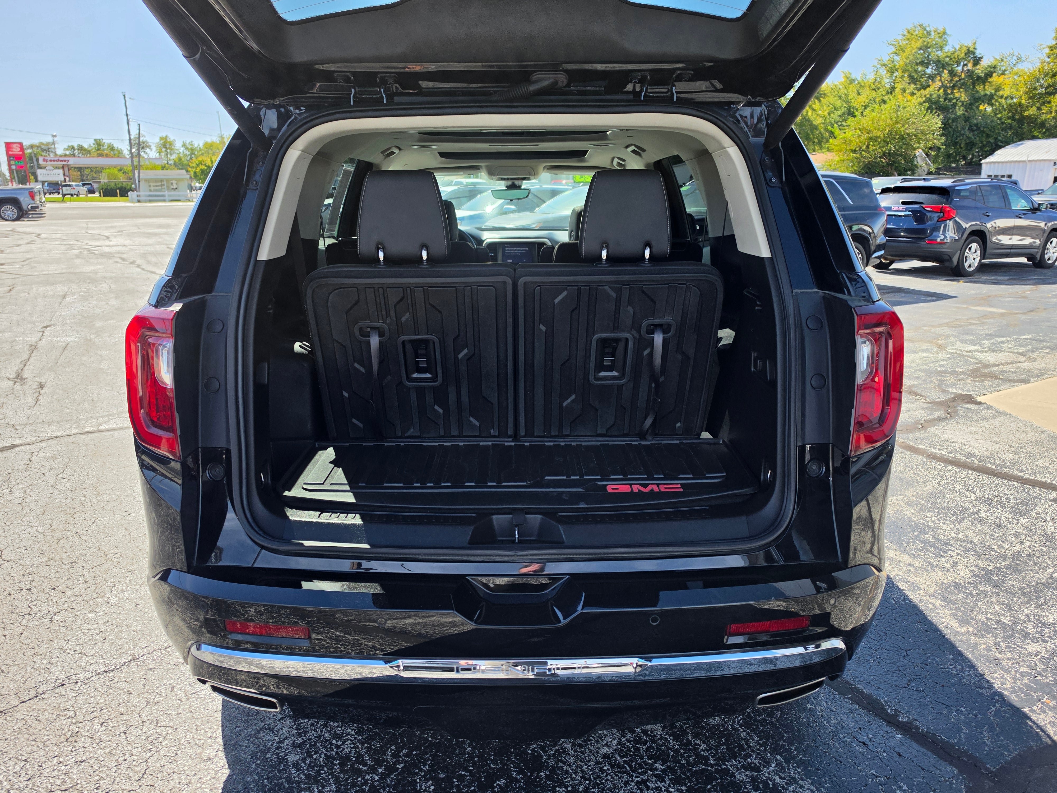 Used 2023 GMC Acadia Denali w/ Denali Ultimate Package AWD/4WD image 6