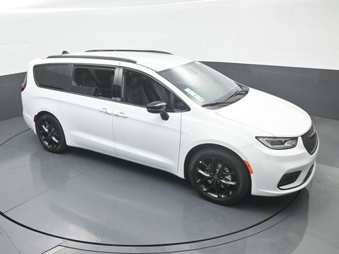 New 2026 Chrysler Pacifica Select image 52
