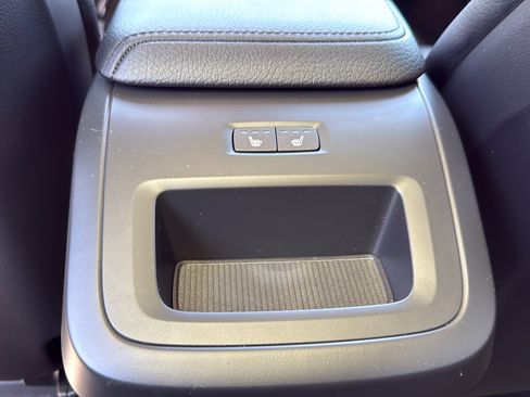 Used 2022 Volvo XC60 B5 Momentum AWD/4WD image 17