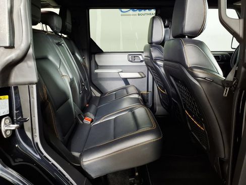 Used 2023 Ford Bronco Badlands w/ Sasquatch Package AWD/4WD image 11