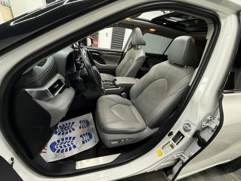 Used 2021 Toyota Highlander Platinum image 12