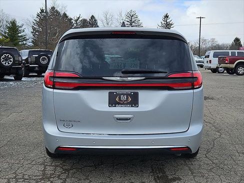 Used 2024 Chrysler Pacifica Touring-L image 23