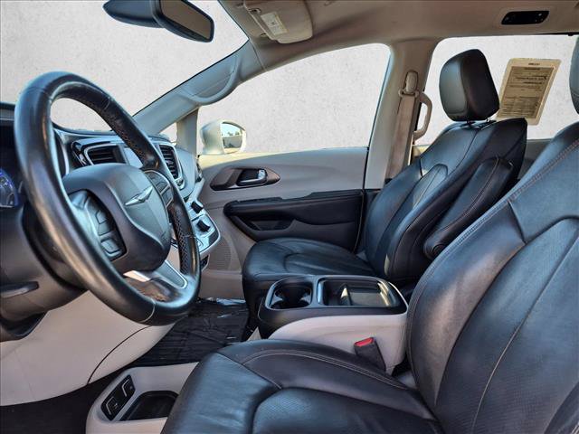 Used 2020 Chrysler Pacifica Touring-L FWD image 16