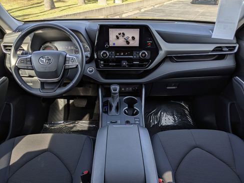 Used 2024 Toyota Highlander LE image 18