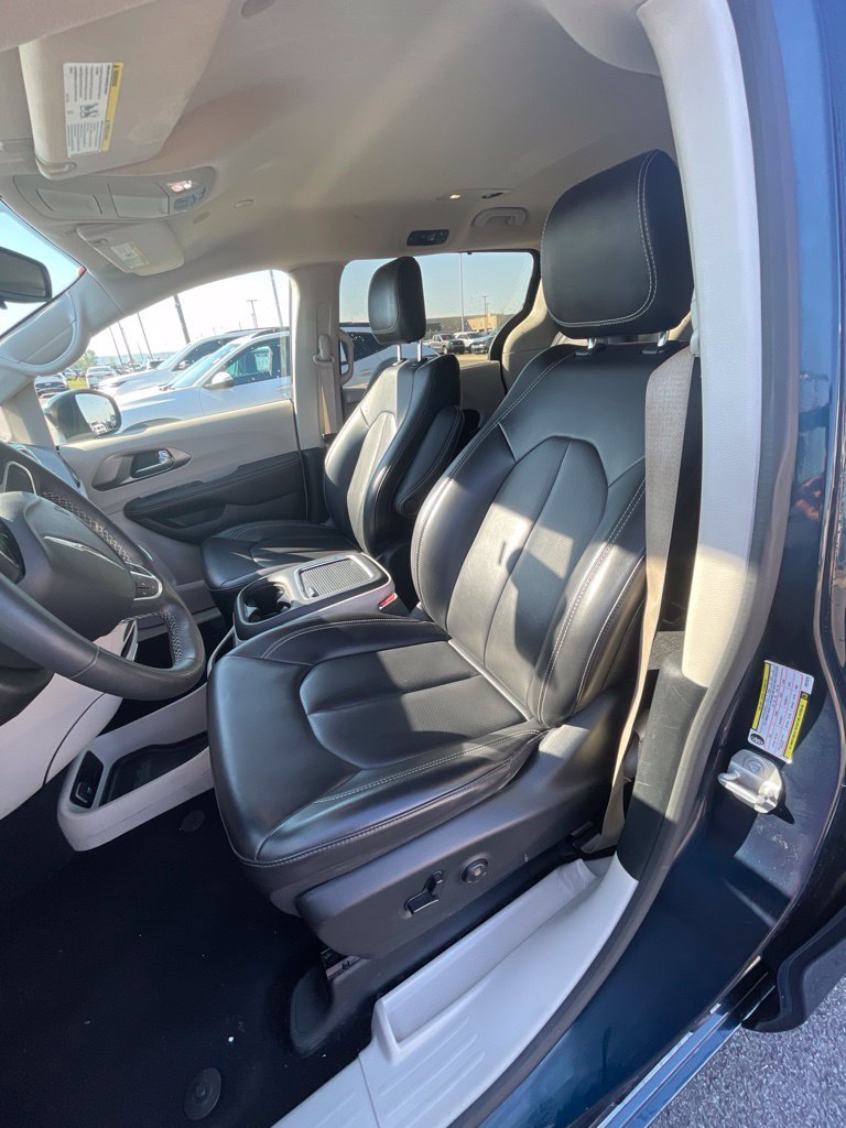 Used 2023 Chrysler Pacifica Touring-L FWD image 10
