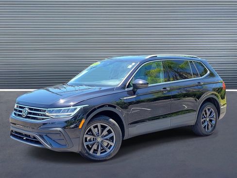 Used 2023 Volkswagen Tiguan SE FWD image 1