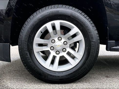 Used 2019 Chevrolet Suburban LT image 9