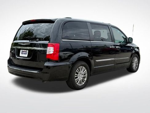 Used 2014 Chrysler Town & Country Touring-L FWD image 3