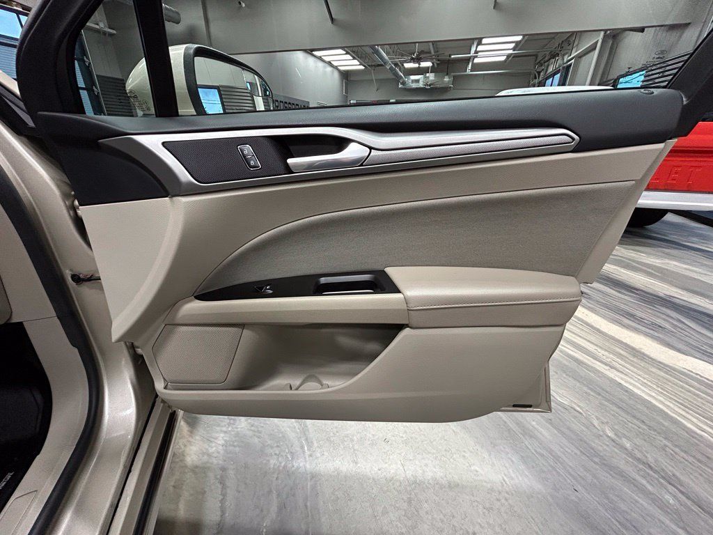 Used 2017 Ford Fusion SE FWD image 34