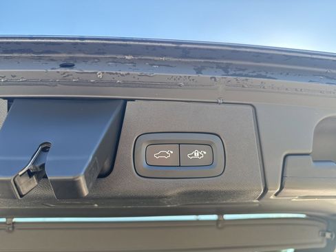 Used 2019 Volvo XC60 T5 R-Design image 9