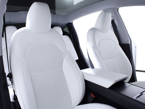 Used 2026 Tesla Model Y 2WD image 19