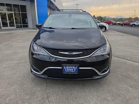 Used 2020 Chrysler Pacifica Touring-L FWD image 9