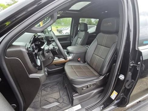 Used 2025 Chevrolet Silverado 1500 High Country w/ High Country Premium Package AWD/4WD image 3