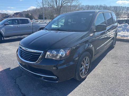 Used 2015 Chrysler Town & Country S image 2