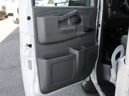 Used 2016 Chevrolet Express 4500 w/ Chrome Appearance Package RWD image 15