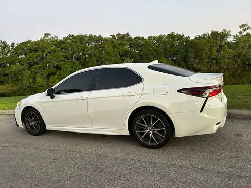 Used 2021 Toyota Camry SE image 3
