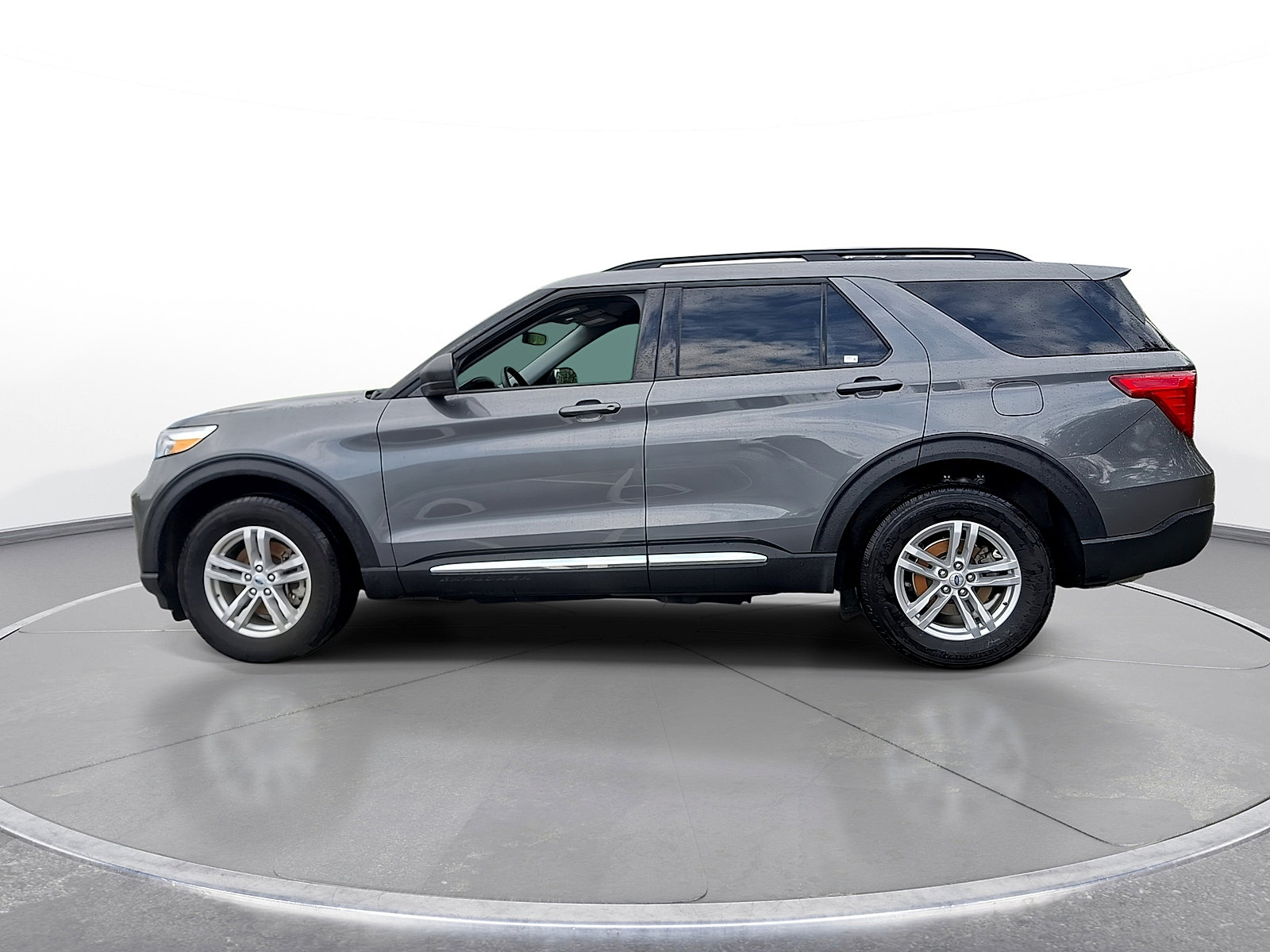 Used 2023 Ford Explorer XLT AWD/4WD image 5