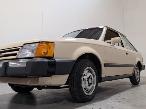Used 1987 Ford Escort GL FWD image 4