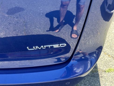 Used 2020 Chrysler Pacifica Limited FWD image 24