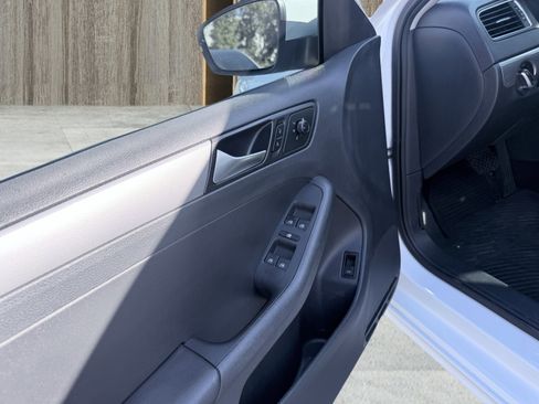 Used 2017 Volkswagen Jetta SE image 24