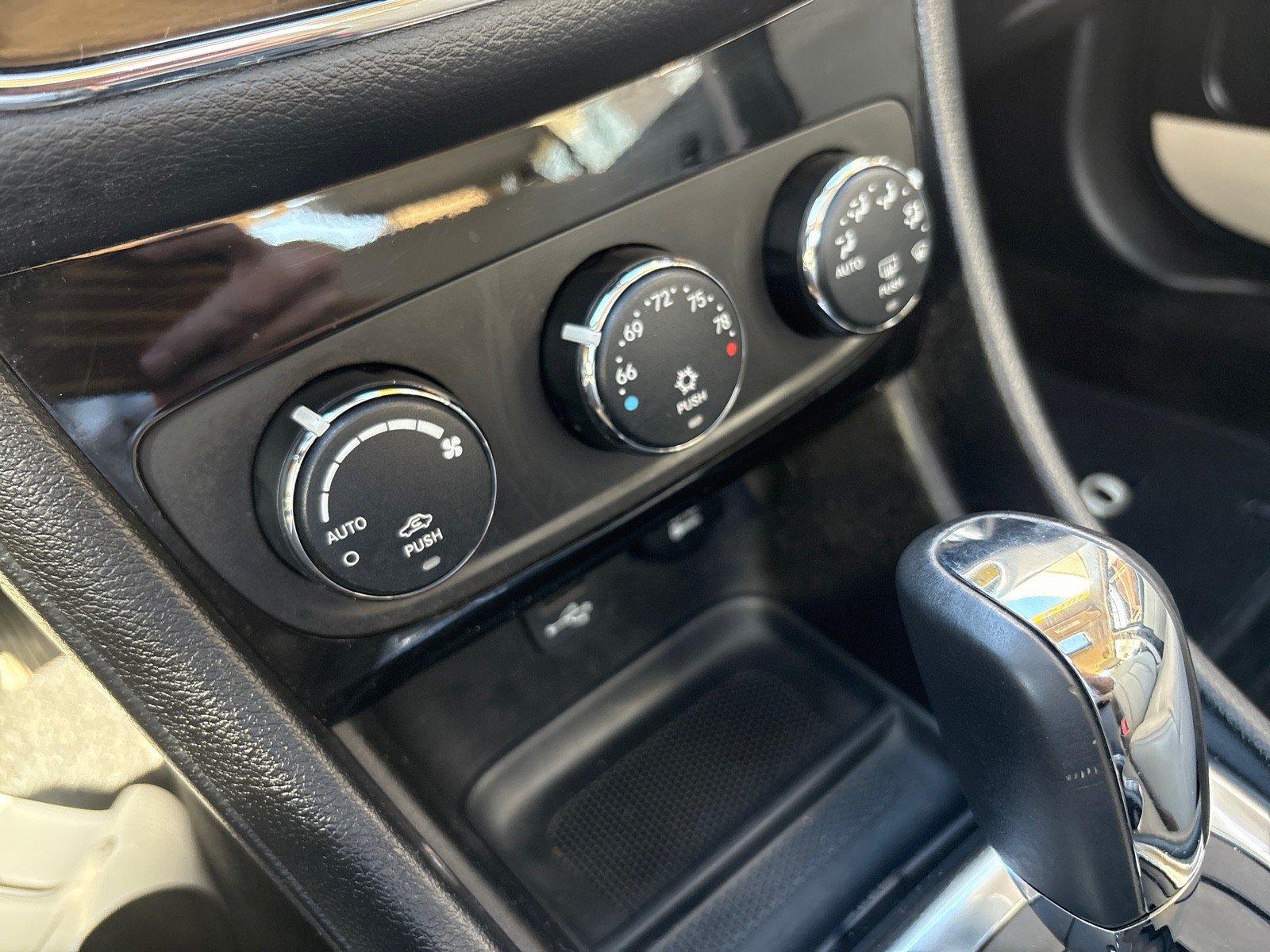 Used 2014 Chrysler 200 Limited w/ Sun/Sound Group FWD image 18