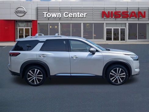 Certified 2025 Nissan Pathfinder Platinum w/ Cargo Package FWD image 8