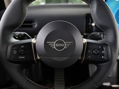 Used 2025 MINI Cooper 4-Door Hardtop FWD image 32