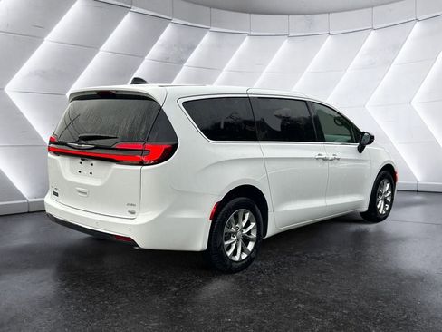 New 2026 Chrysler Pacifica Select image 6