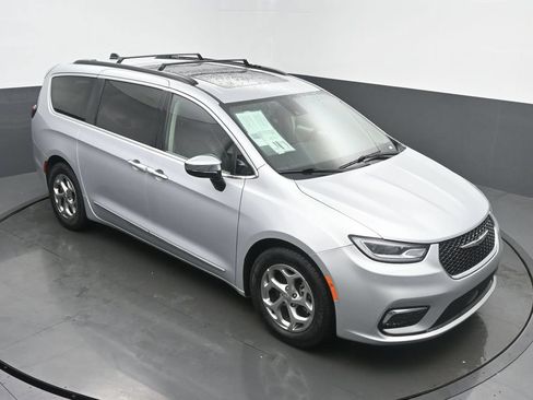 Used 2023 Chrysler Pacifica Limited FWD image 42