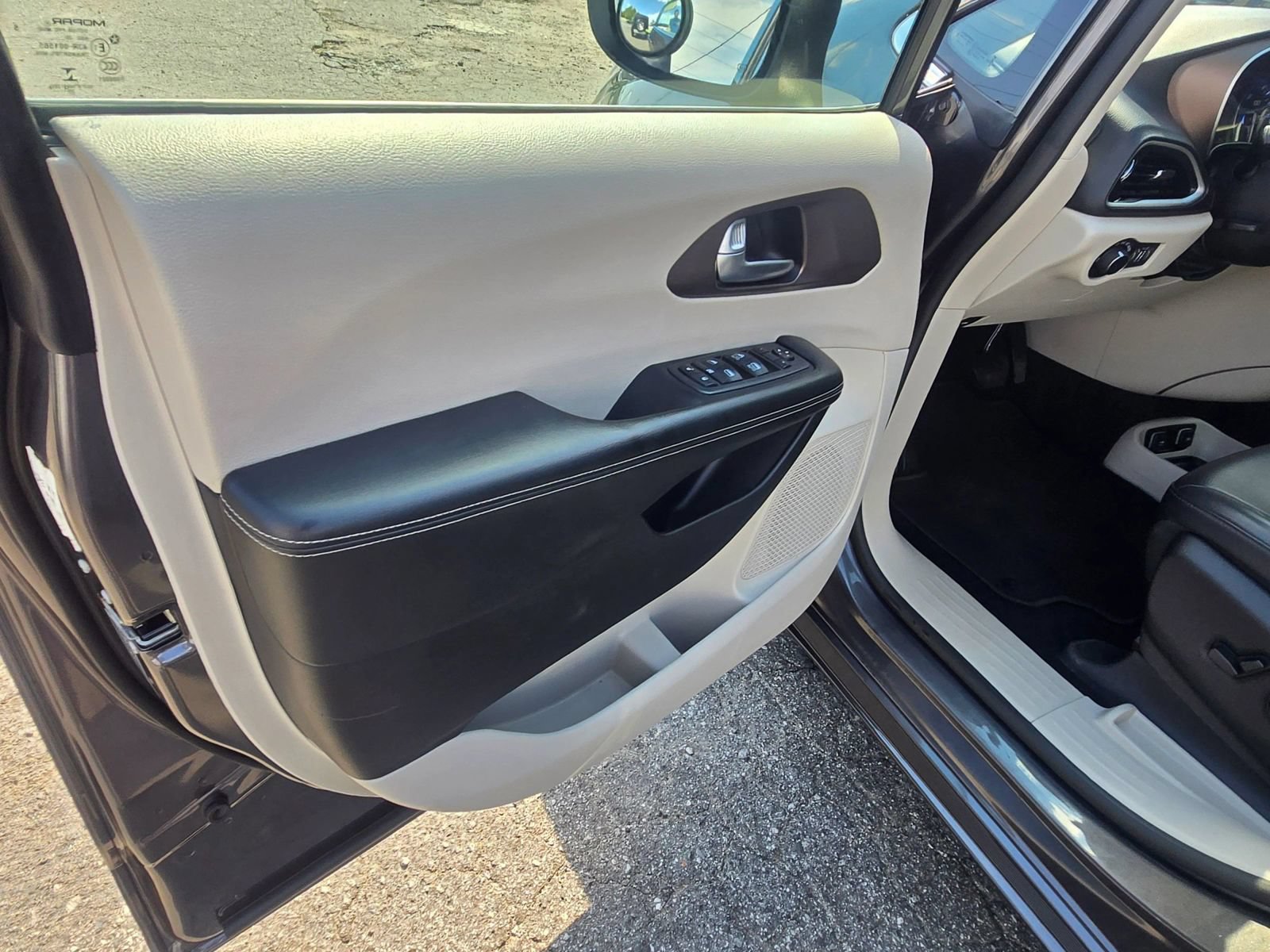 Used 2021 Chrysler Voyager Lxi FWD image 8