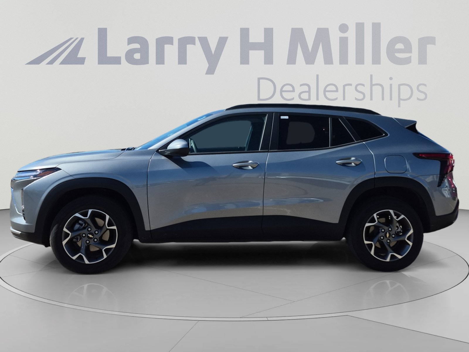 Used 2026 Chevrolet Trax LT FWD image 2