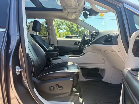 Used 2021 Chrysler Pacifica Limited w/ Premium & Safety Sphere Group FWD image 16