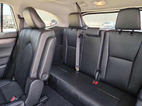 Used 2024 Toyota Highlander Platinum FWD image 10