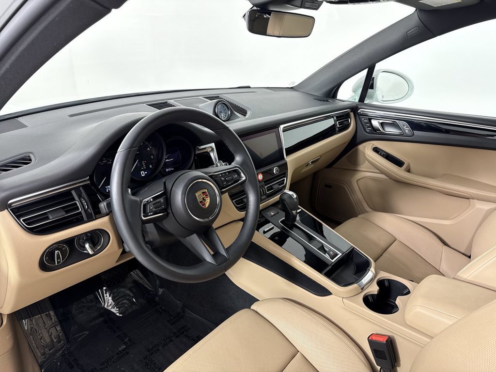 Certified 2025 Porsche Macan AWD/4WD image 4