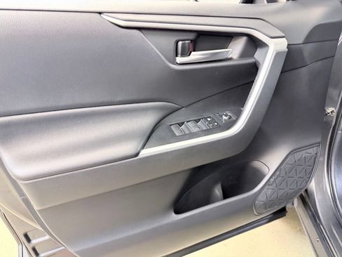 Used 2019 Toyota RAV4 XLE Premium FWD image 8