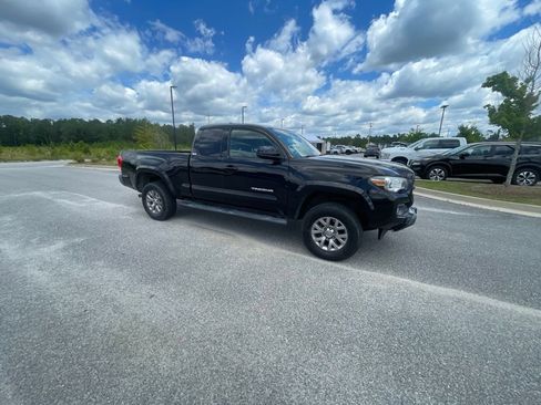 Used 2016 Toyota Tacoma SR5 w/ SR5 Appearance Package (DM) AWD/4WD image 12
