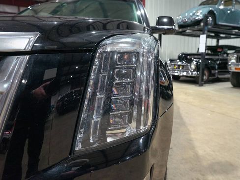 Used 2018 Cadillac Escalade ESV Luxury image 33