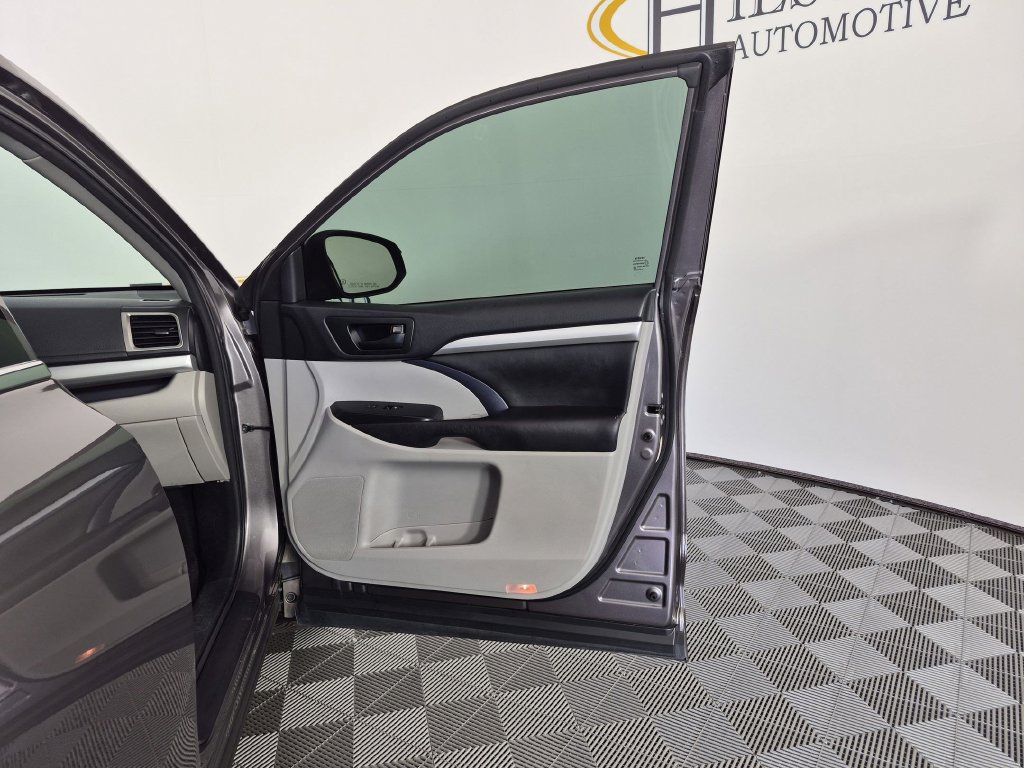 Used 2018 Toyota Highlander Plus AWD/4WD image 35