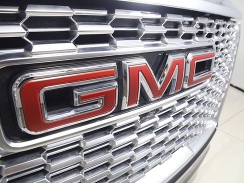 Used 2021 GMC Yukon Denali w/ Advanced Technology Package AWD/4WD image 19