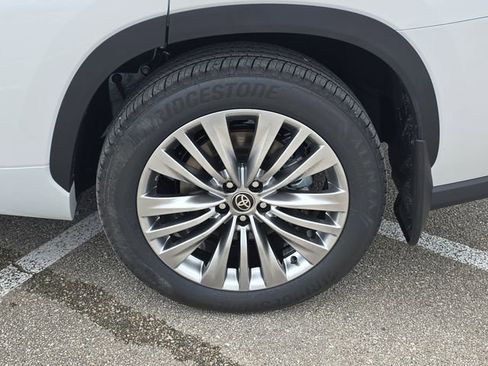 New 2026 Toyota Highlander Platinum image 35