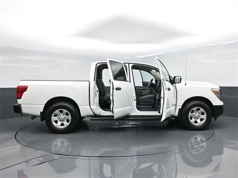 Used 2018 Nissan Titan S image 66