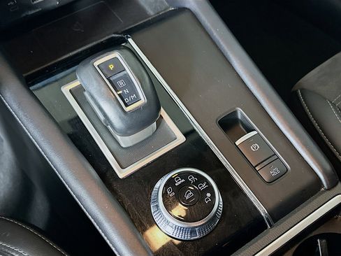 Used 2024 Mitsubishi Outlander SE image 25