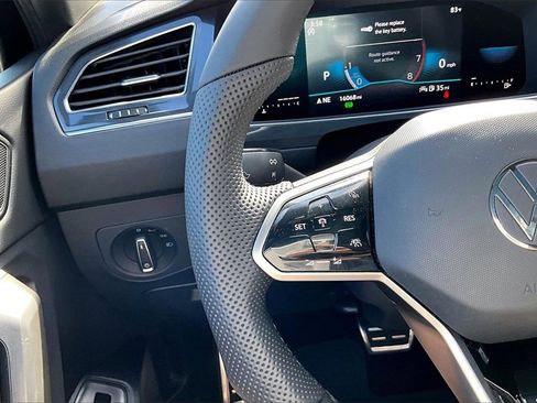 Certified 2022 Volkswagen Tiguan SE R-Line image 24