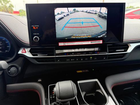 Used 2025 Toyota Sienna XSE image 17