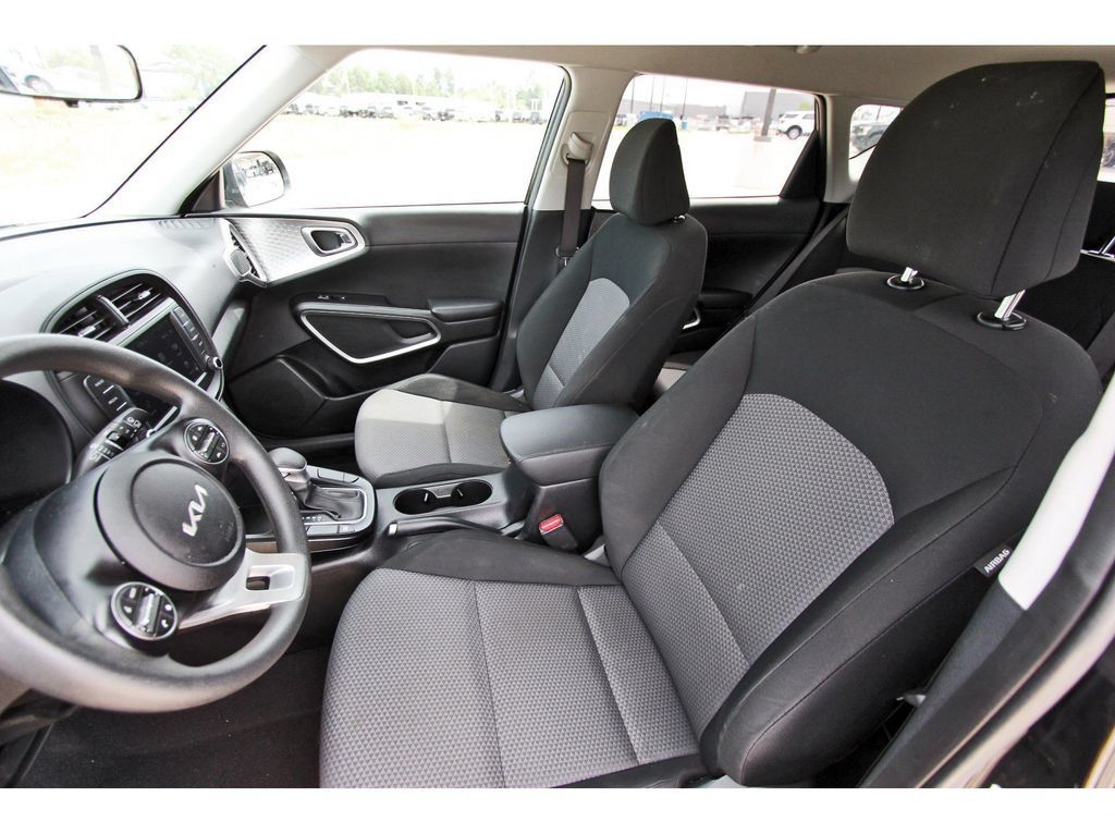 Used 2025 Kia Soul LX w/ LX Technology Package FWD image 30