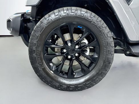Used 2023 Jeep Wrangler Unlimited Sahara AWD/4WD image 9