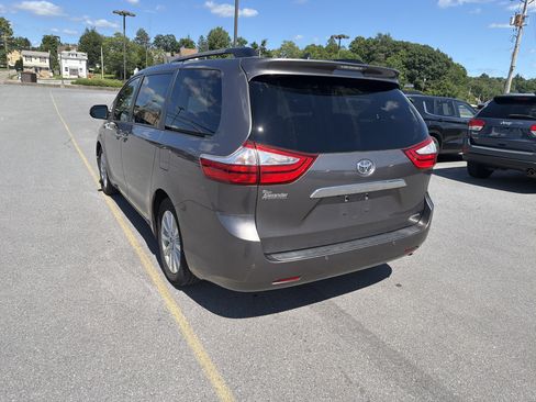 Used 2017 Toyota Sienna Limited FWD image 4