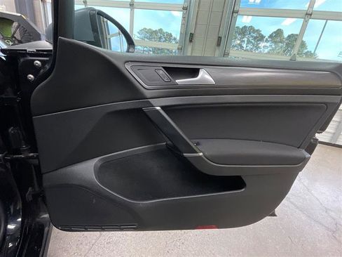 Used 2019 Volkswagen Golf S image 21