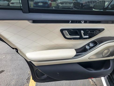 Used 2022 Mercedes-Benz S 580 4MATIC Sedan w/ AMG Line Package image 19