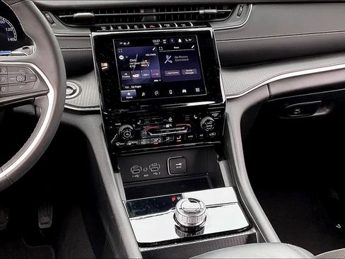 Used 2024 Jeep Grand Cherokee Altitude image 9